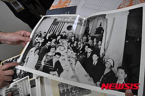 【뉴욕=뉴시스】노창현 특파원 = 대한인국민회(大韓人國民會, Korean National Association)는 1909년 미국 샌프란시스코에서 박용만, 이승만, 안창호 등에 의해 창설된 단체로 미국내에서 한인들이 독립운동을 벌이며 외교와 행정업무를 하는 등 사실상의 정부 기능을 수행했고 상해 임시정부가 설립되는데 결정적인 역할을 맡은 사실이 23일 뉴욕한인교회 사료발굴을 통해 밝혀졌다. 사진은 1934년 6월4일 뉴욕에서 한인지도자들과 유학생들이 참석한 제7회 동부대회에 참석한 모습. 1922015.12.23. <사진=Newsroh.com 제공> robin@newsis.com