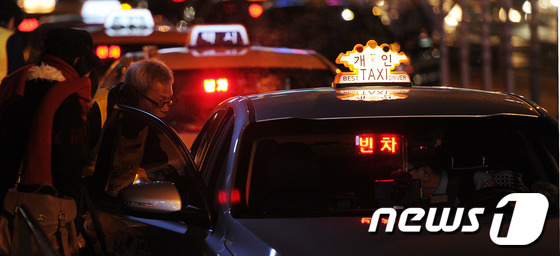 서울 서울역 앞의 택시들이 길게 줄지어 손님을 기다리고 있다. . 2012.12.11/뉴스1