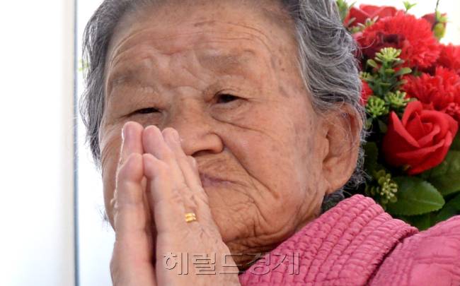윤병세 외교부 장관과 기시다 후미오(岸田文雄) 일본 외무상이 28일 오후 위안부 문제 해결을 위한 외교장관 회담을 시작한 가운데 경기 광주 나눔의 집에서 할머니들이 TV를 지켜보고 있다. 한 할머니는 두손 모아 기도하고 있다. 박현구 기자/phko@heraldcorp.com윤병세 외교부 장관과 기시다 후미오(岸田文雄) 일본 외무상이 28일 오후 위안부 문제 해결을 위한 외교장관 회담을 시작한 가운데 경기 광주 나눔의 집에서 할머니들이 TV를 지켜보고 있다. 한 할머니는 두손 모아 기도하고 있다. 박현구 기자/phko@heraldcorp.com