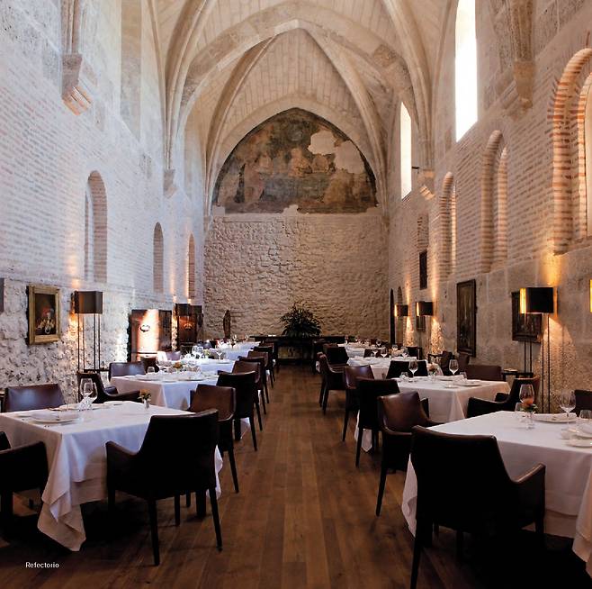 수도사들의 식사 공간을 그대로 살린 메인 레스토랑