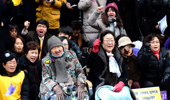 지난달 30일 낮 서울 종로구 중학동 일본대사관 앞에서 열린 2015년 돌아가신 일본군 위안부 피해자를 위한 추모회 및 제1211차 일본군 위안부 문제해결을 위한 정기 수요시위에서 길원옥, 이용수 할머니와 참석자들이 구호를 외치고 있다./사진=뉴스1제공