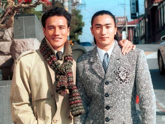 1999년 부산 대우 로얄즈 선후배였던 김주성(왼쪽)과 안정환 / 국민일보 DB