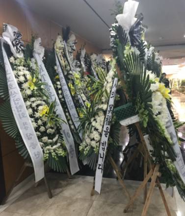 2일 작고한 경상현 초대 정보통신부 장관의 빈소에 고인의 명복을 비는 화환들이 즐비했다. 그러나 정통부가 해체된 탓에 정부 차원에서 고인을 추모하는 행사는 없었고 빈소는 고인의 성품대로 단출했다. 고인이 최장수 한국전자통신연구원(ETRI) 소장을 역임한 만큼 이번 장례식은 ETRI 장으로 치러졌다./류현정 기자