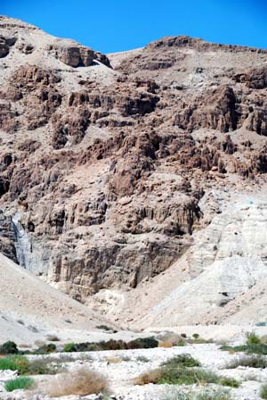 이스라엘 광야는 그림 같은 지평선이 펼쳐지는 아라비아의 사막과 달랐다. 거칠고 메마른 땅이었다.
