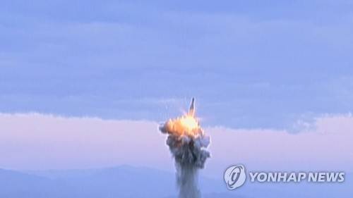 北, 비행거리 대폭 늘어난 'SLBM 사출 영상' 첫 공개 (서울=연합뉴스) 북한 조선중앙TV는 지난해 5월의 잠수함발사탄도미사일(SLBM) 사출 시험 때에 비해 비행거리가 월등히 늘어난 것으로 보이는 새로운 SLBM 사출 시험 영상을 8일 처음으로 공개했다. 북한이 새로운 SLBM 사출시험 영상을 공개한 것은 지난 6일의 '수소탄' 실험에 이어 핵 무기 개발 능력을 과시하기 위한 행보로 보인다. 2016.1.8 nkphoto@yna.co.kr