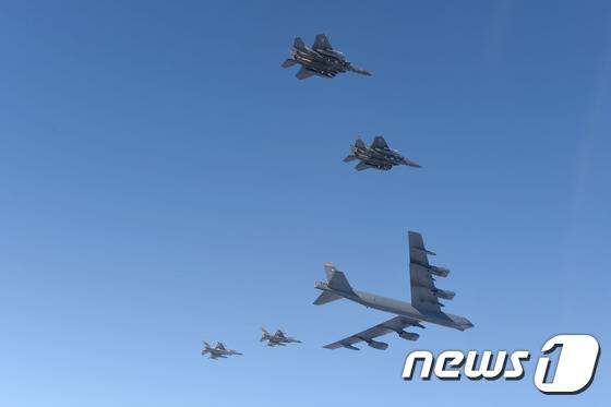 북한의 4차 핵실험으로 남북 간 긴장감이 고조되고 있는 지난 10일 오전 미군 핵심 전략자산인 B-52 전략폭격기가 대한민국 공군 F-15K 및 주한 미국 공군 F-16 전투기와 함께 한반도 상공을 날고 있다.(공군 제공) 2016.1.10/뉴스1