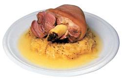 소금·채소·향신료 등에 절인 돼지 족을 삶아 내는 아이스바인.