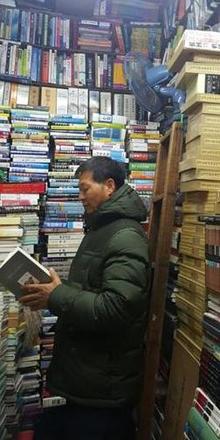 서울 청계천에 위치한 덕인서점의 백석민 사장이 지난 6일 오후 ‘설레어함’에 담을 책을 고르고 있다.