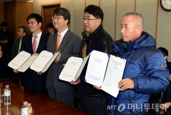 삼성전자 반도체 사업장 백혈병 등 직업병 문제와 관련해 삼성전자와 가족대책위원회(가대위), 반올림(반도체노동자의 건강과 인권지킴이) 등 3개 교섭주체가 12일 오전 서울 서대문구 충정로 법무법인 지평에서 '재해예방대책'에 관한 최종 합의서에 서명한 뒤 들어보이고 있다. 왼쪽부터 백수현 삼성전자 커뮤니케이션팀 전무와 김지형 조정위원장, 송창호 삼성직업병가족대책위 대표, 황상기 반올림(반도체 노동자의 건강과 인권 지킴이) 교섭단 대표/사진제공=뉴스1