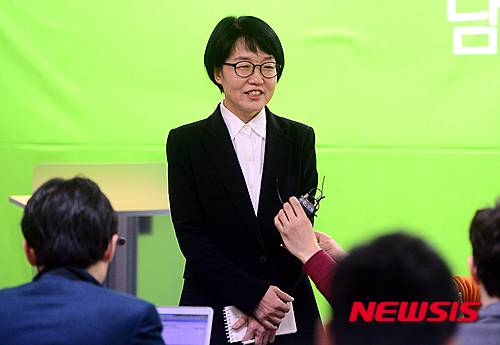 【서울=뉴시스】조성봉 기자 = 박선숙 국민의당 창당준비위원회 집행위원장이 13일 오전 서울 마포구 국민의당 당사 브리핑실에서 취재진의 질문에 답변하고 있다. 2016.01.13 suncho21@newsis.com