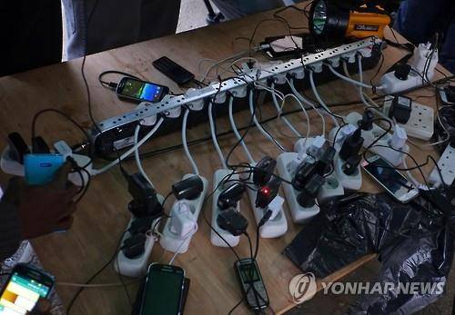 휴대전화 충전 모습. 연합뉴스 자료사진