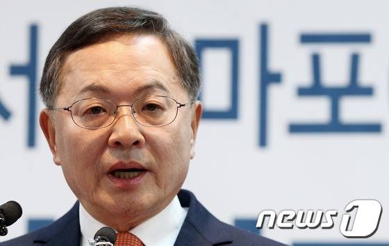 안대희 전 대법관이 17일 서울 여의도 새누리당사에서 열린 기자회견에서 20대 총선 마포갑 출마를 공식 선언하고 있다. 2016.1.17/뉴스1 © News1 오대일 기자