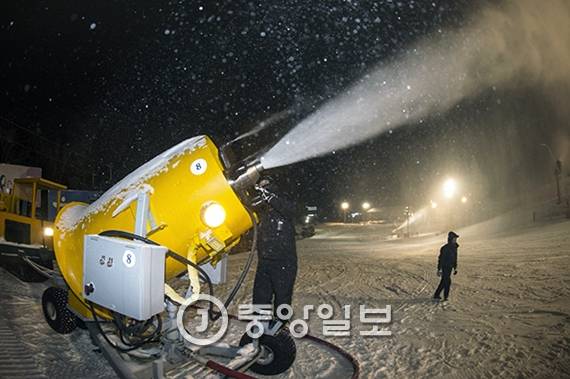 이동형 제설기를 가동시키는 장면. 수압이 강하기 때문에 주의하지 않으면 큰 사고로 이어질 수 있다.