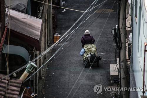 한파 속 쪽방촌 (서울=연합뉴스) 김종진 인턴기자 = 매서운 한파가 찾아온 19일, 서울 동자동 쪽방촌에서 한 할머니가 파지를 모은 리어카를 끌고가고 있다. 이날 서울의 최저 기온은 15.1도, 체감온도는 영하 22도까지 떨어졌다. 2016.1.19 photo@yna.co.kr
