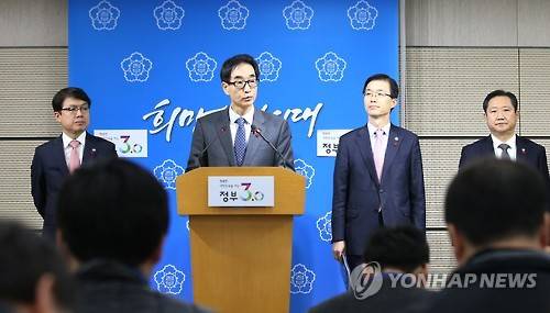 (세종=연합뉴스) 안정원 기자 = 이준식 사회부총리 겸 교육부 장관이 19일 오전 정부세종청사 교육부 브리핑룸에서 2016 연두업무보고 사전 브리핑을 하고 있다.