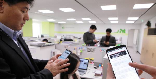 LG그룹도 스마트폰으로… 21일 서울 여의도 LG트윈타워에서 임직원들이 모바일과 PC를 통해 ‘민생구하기 입법촉구 서명운동’에 참여하고 있다. LG그룹 제공