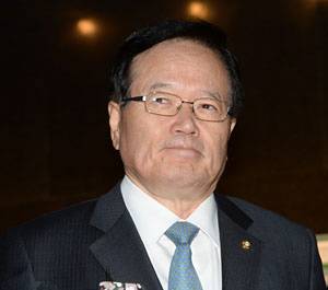 여당으로부터 국회선진화법 처리 압박을 받고 있는 정의화 국회의장이 21일 오전 국회로 출근하던 도중 취재진으로부터 질문을 받고 있다. 김선규 기자