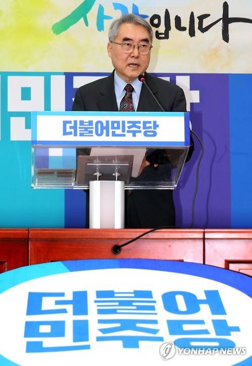 더불어민주당 입당하는 양봉민 서울대 보건학과 교수 (서울=연합뉴스) 배재만 기자 = 양봉민 서울대학교 보건학과 교수가 22일 오후 국회 더불어민주당 당대표실에서 입당 소감을 밝히고 있다. scoop@yna.co.kr http://blog.yonhapnews.co.kr/f6464