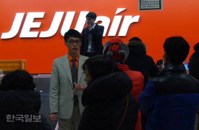 24일 출발 예정된 모든 항공편이 결항된 제주국제공항에서 항공사 직원들이 분주하게 움직이고 있다.