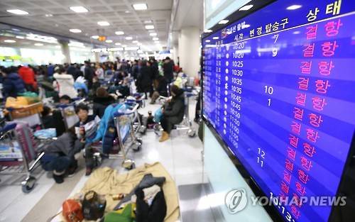 <최강한파> 결항 또 결항 (제주=연합뉴스) 변지철 기자 = 24일 제주공항이 한파·대설·강풍특보로 항공기 운항이 잠정 중단됐다. 계획된 항공기가 모두 결항하면서 제주에 체류중인 관광객과 도민들의 발이 묶여있다. 2016.1.24 bjc@yna.co.kr