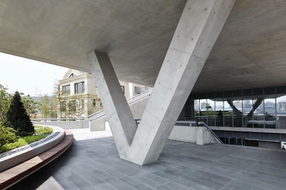안도 다디오 건축물은 대리석처럼 매끄러운 노출 콘크리트면과 사선의 미를 살린 기하학적 구조의 특징을 가지고 있다.