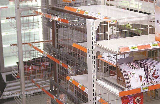 24일 출발 예정된 모든 항공편이 결항된 제주국제공항 내 식료품 판매대가 텅 비어있다.