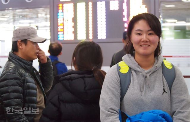25일 출발 비행기를 타고 서울로 향하게 된 이지현씨가 환히 웃고 있다. 제주=김형준기자