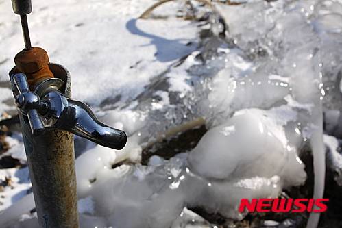 【화천=뉴시스】한윤식 기자 = 최근 겨울가뭄으로 피해가 확산되고 있는 가운데 25일 강원 화천군 최문순 군수가 생활수와 식수가 끊긴 현장을 돌아보며 대책마련을 강구하고 있다.216.01.25. ysh@newsis.com