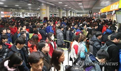 <최강한파> 운항재개에 제주공항 북새통 (제주=연합뉴스) 변지철 기자 = 사상 초유의 제주공항 항공기 중단 사태가 3일째 이어진 25일 운항재개 결정이 난 가운데 제주공항 발권 카운터 앞이 발권하려는 수만명의 사람들로 북적이고 있다. 2016.1.25 bjc@yna.co.kr