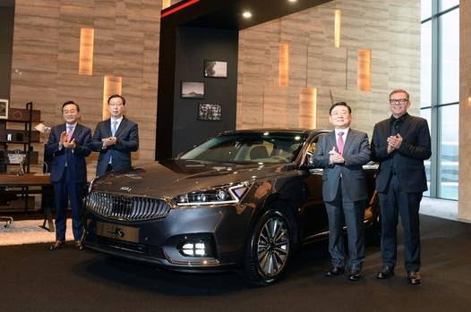 이형근 기아차 부회장(오른쪽 두 번째)과 피터 슈라이어 현대기아차 디자인 총괄 사장이 올 뉴 K7 출시 기념 사진을 촬영하고 있다./현대자동차 제공