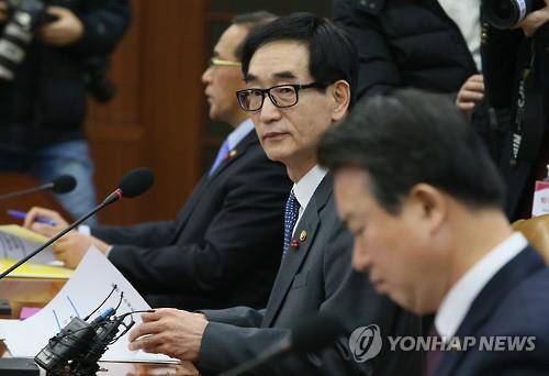 아동학대 예방대책 긴급 사회관계장관회의 (서울=연합뉴스) 진성철 기자 = 이준식 부총리 겸 교육부 장관이 17일 서울 세종로 정부서울청사에서 열린 아동학대 예방대책 마련을 위한 긴급 사회관계장관회의를 주재하고 있다. 왼쪽 부터 홍윤식 행자부 장관, 이 부총리, 강신명 경찰청장. 2016.1.17 zjin@yna.co.kr (끝)