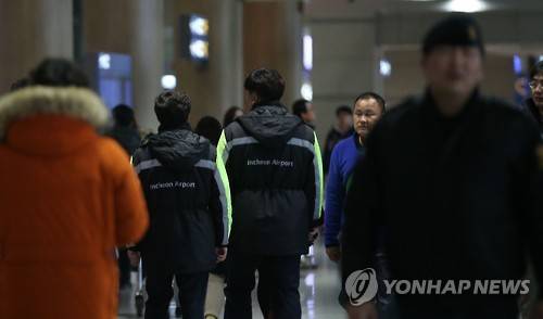 인천공항 순찰하는 보안요원들 (영종도=연합뉴스) 하사헌 기자 = 지난 21일 인천국제공항에서 환승 대기 중이던 중국인 2명이 심야에 문이 닫힌 보안검색장을 뚫고 밀입국하는 등 공항 보안 시스템의 허술한 운영이 지적받고 있는 가운데 26일 오전 인천공항에서 보안요원들이 입국장을 순찰하고 있다. 2016.1.26 toadboy@yna.co.kr