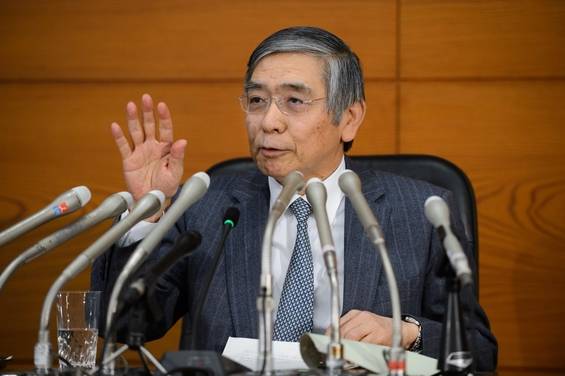 일본은 29일 사상 처음으로 마이너스 금리를 도입하기로 결정했다. 구로다 하루히코 일본은행 총재가 작년 12월 기자회견을 하는 모습. /블룸버그제공