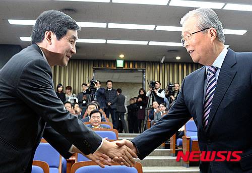【서울=뉴시스】홍찬선 기자 = 더불어민주당 이종걸 원내대표가 29일 오후 서울 여의도 국회에서 열린 의원총회에 참석해 입장하는 김종인 비상대책위원장과 악수를 하고 있다. 2016.01.29. mania@newsis.com