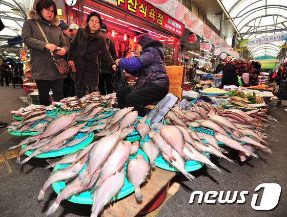설 명절을 앞둔 31일 오후 경북 도내 최대 전통시장인 포항 죽도시장 곳곳에서 제수용품을 구입하려는 여성들이 상인들과 흥정을 하고 있다.2016.1.31/뉴스1 © News1 최창호 기자