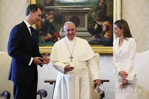 2014년 6월 바티칸에서 프란치스코 교황이 펠리페 6세 스페인 국왕과 레티시아 왕비를 만나는 모습. 레티시아 왕비는 일부 가톨릭 왕가의 최고지위 여성에게만 부여된 '흰색의 특권'에 따라 흰색 옷을 입고 교황을 만났다. 이 특권은 현재 전세계에서 7명의 여성에게만 부여돼있다. 2016.1.31 (EPA=연합뉴스 자료사진)
