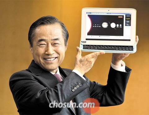 온라인 학습지 ‘아이스크림 홈런’ 시스템으로 5만여명의 초등생 회원을 확보한 시공교육 박기석 대표가 교육용 태블릿PC를 들어 보이고 있다. 박 대표는 “우리는 디지털 교육 시장의 퍼스트 무버(First Mover)”라며 “국내외 기업들이 많이 진출해 시장이 한층 커지고 발전하길 바란다”고 했다. /김지호 기자