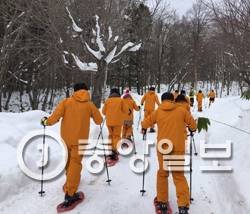일본 중부지방 북알프스에서 동남아 관광객이 2200엔을 주고 로프웨이를 타고 온 뒤 다시 4000엔을 내고 1.5㎞ 코스의 눈길 트레킹을 하고 있다.