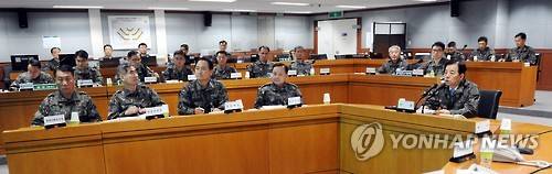 국방부 위기상황 평가 및 대책회의 (서울=연합뉴스) 한민구 국방부 장관이 5일 오전 서울 용산구 국방부 청사에서 열린 '위기상황 평가 및 대책회의'에서 북한 장거리 미사일 발사에 대비해 임무 수행 중인 해군 이지스함 서애류성룡함의 함장과 화상 통화를 통해 작전 상황을 보고받고 있다. 2016.2.5 << 국방부 제공 >> photo@yna.co.kr