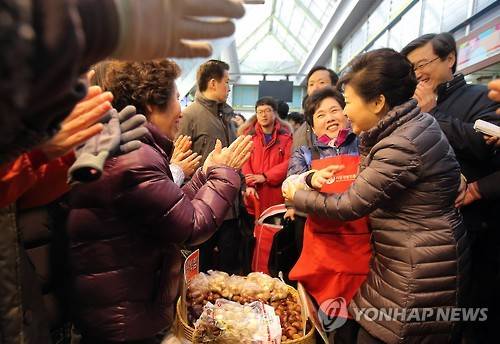 포옹하는 박 대통령 (인천=연합뉴스) 이정훈 기자 = 박근혜 대통령이 설 연휴를 앞둔 5일 오후 인천 서구 정서진 중앙시장을 방문, 상인들과 포옹을 하는 등 인사를 나누고 있다.