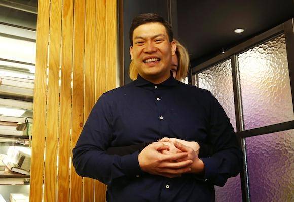 음식남녀. 이찬오와 김새롬은 4개월 열애 후 작년 8월 결혼에 골인했다. 그들은 마누테라스에서 처음 만났고 이곳에서 1000만원 정도의 비용으로 스몰 웨딩을 치뤘다. 올해는 두 사람이 공동 출자해 터프한 고기바를 낼 계획이다./사진=조인원 기자