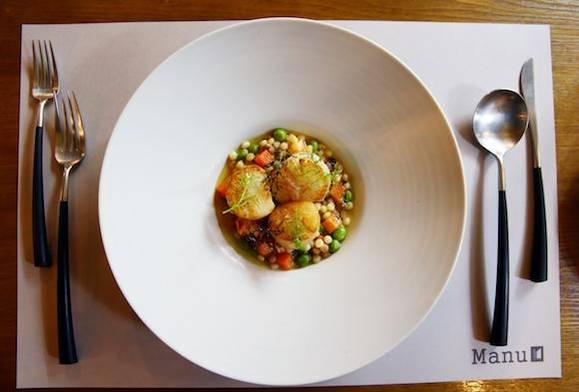 마뉴테라스의 시그니처 메뉴 가리비 프레골라. 셰프의 취향답게 마누테라스의 가리비는 육질 사이사이로 초여름의 바람이 불었다./사진=조인원 기자