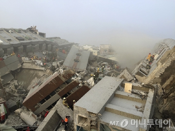 6일 새벽 대만 동남부에 리히터 규모 6.4의 강진이 발생한 가운데 이날 밤 사망자는 13명으로 불어났다. 특히 이날 오후부터 대만 전역에 저온 경보가 발령되며 지진 피해자 구조작업은 더욱 난항을 겪을 전망이다.
