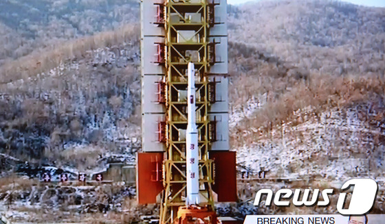 북한이 7일 장거리 미사일을 발사했다. 북한이 이날 발사한 장거리 미사일 광명성 4호가 평안북도 철산군 동창리 미사일 발사대 거치대에 거치되어 있는 모습을 공개했다. (YTN 화면) 2016.2.7/뉴스1 ©