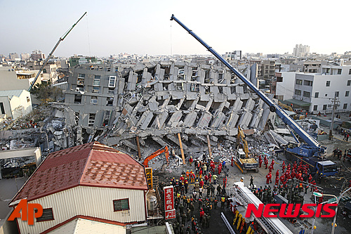 【타이난=AP/뉴시스】 대만 구조대원들이 7일 남부 타이난(台南)에서 지진으로 무너진 건물에서  생존자들을 구조하기 위해 모여 있다. 6일 대만 남부에서 발생한 규모 6.4의 지진으로 최소 18명이 사망하고 수백명이 부상을 입은 것으로 추정된다. 2016.02.07
