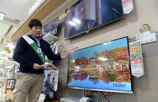 롯데하이마트에서 판매 중인 중국 하이얼 4K TV / 박지호기자 jihopress@etnews.com