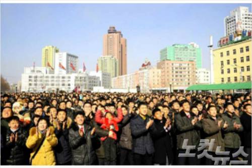 광명성 4호 발사 성공을 자축하는 평양시민들 2(사진-노동신문)