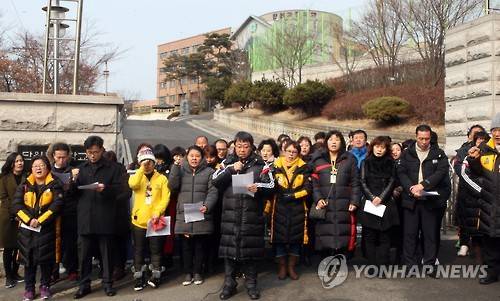416교실 보존 요구하는 유가족들 (안산=연합뉴스) 강영훈 기자 = 세월호 참사 이후 두 번째 설을 맞이한 8일, 4·16가족협의회가 경기도 안산시 단원고등학교 앞에서 416교실 보존을 요구하는 성명서를 읽고 있다. 2016.2.8 kyh@yna.co.kr