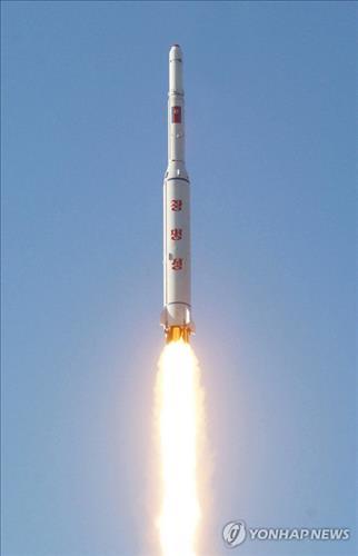 <北미사일 발사> 공중으로 치솟는 로켓 (평양 교도=연합뉴스) 지난 7일 북한 동창리 발사장에서 쏘아 올려진 북한 로켓(미사일)이 상공으로 솟아오르고 있다.
