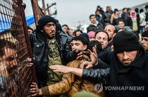 터키 국경 앞에서 발묶인 시리아 난민 (AFP=연합뉴스)